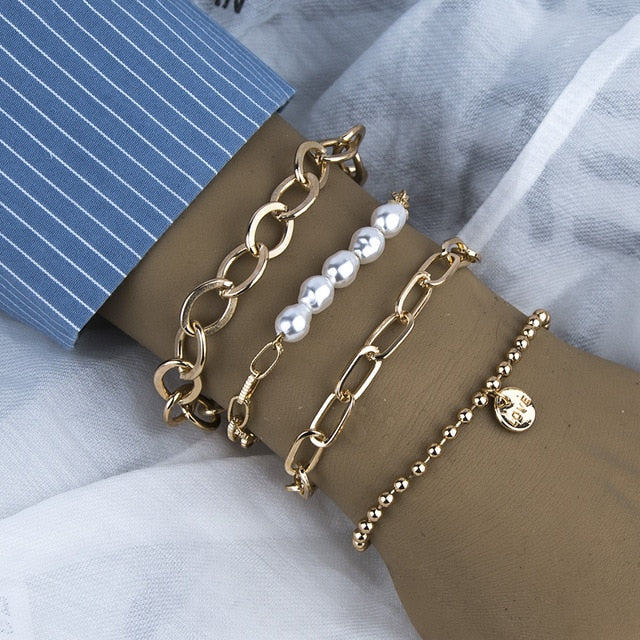 Un ensemble de bracelets avec des perles