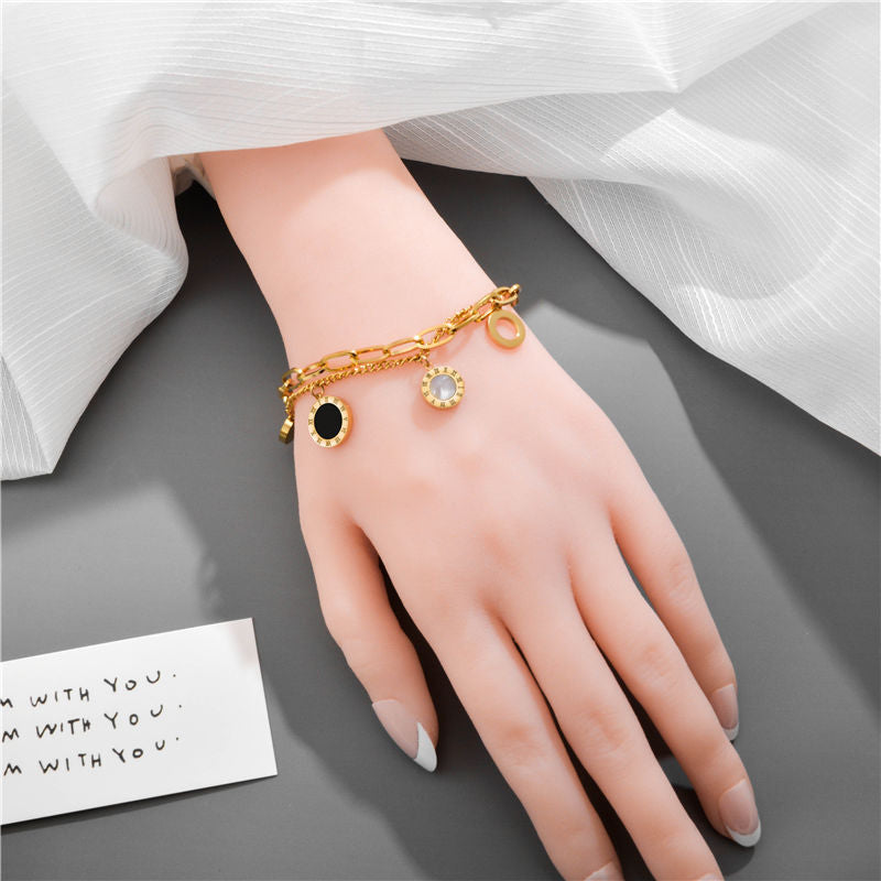 Bracelet avec des pendentifs ronds