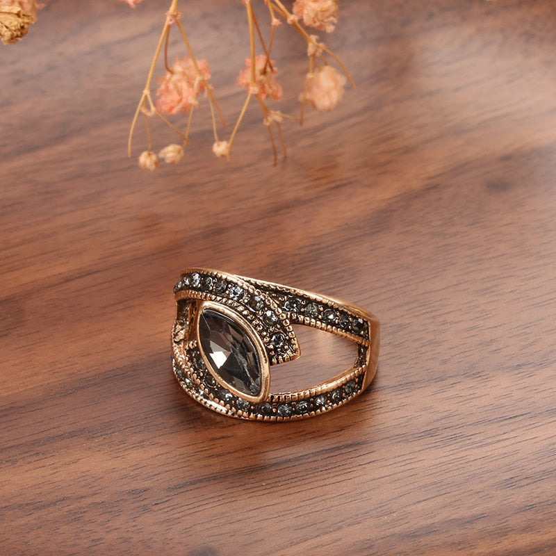 Bague avec une pierre noire