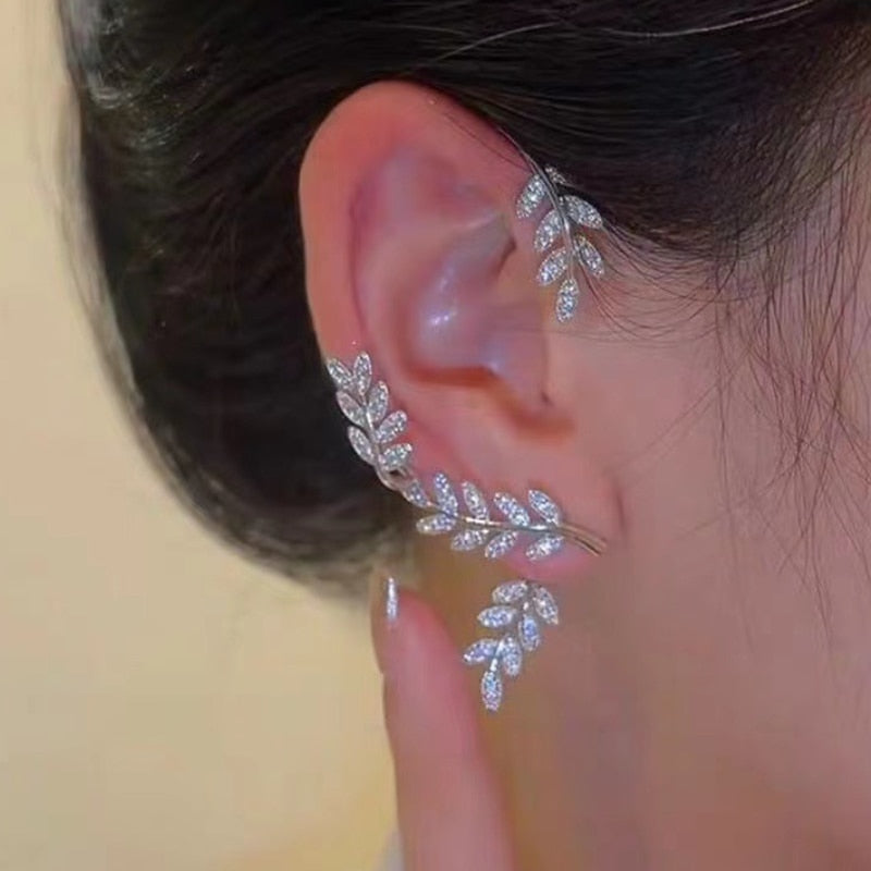 Boucle d'oreille avec un motif végétal