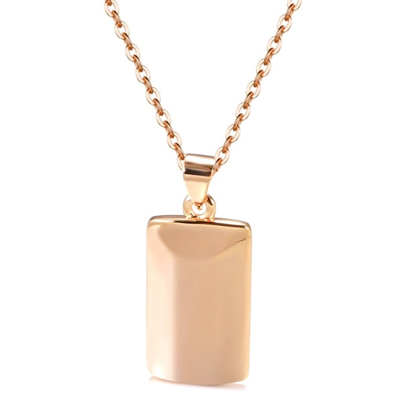 Collier avec un pendentif rectangulaire