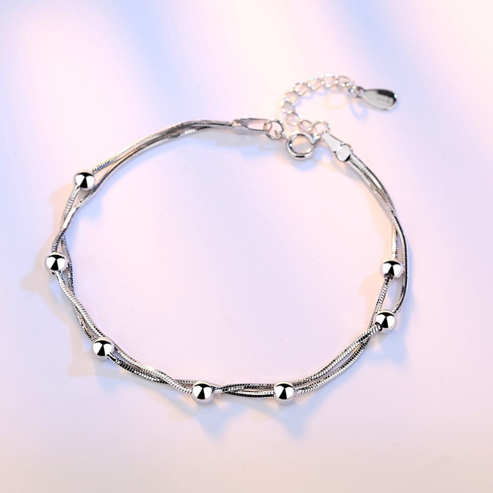 Bracelet en argent avec des pendentifs décoratifs