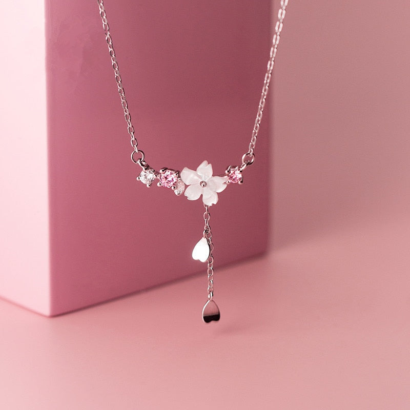 Collier délicat avec un motif de fleur