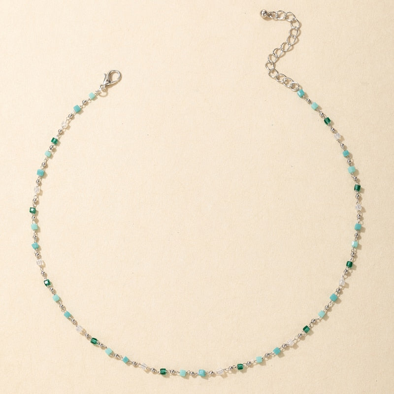 Collier avec des perles bleues