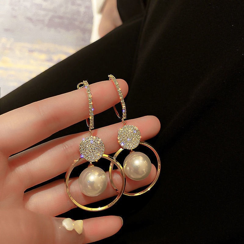 Boucles d'oreilles pendantes avec des perles