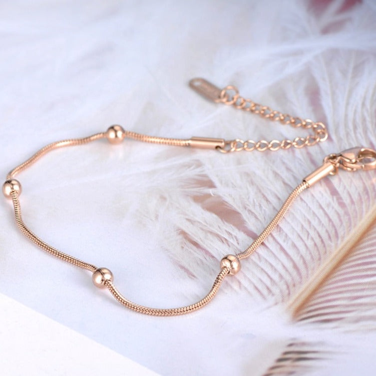 Bracelet minimaliste avec de petites boules