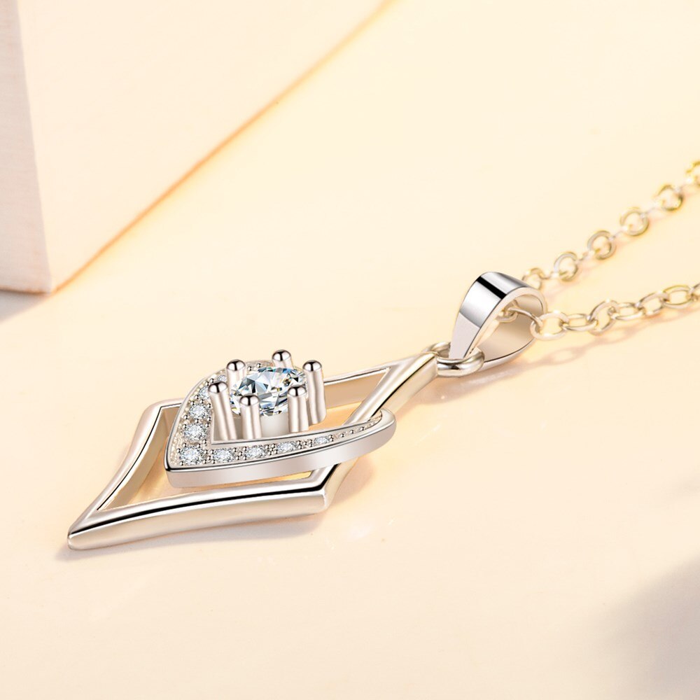Collier avec un motif géométrique