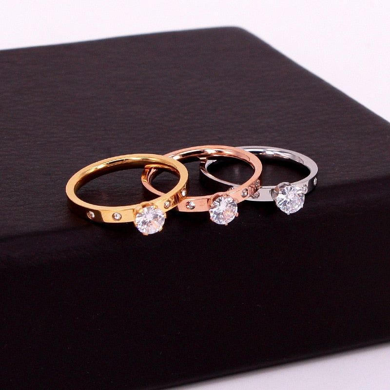 Bague avec un œillet et des zircons