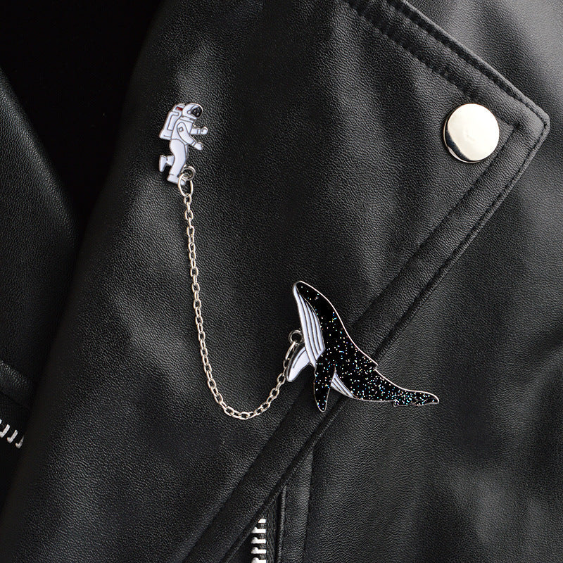 Broche avec chaîne - baleine et astronaute