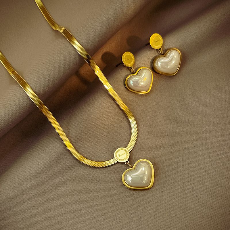 Un ensemble de bijoux avec un cœur
