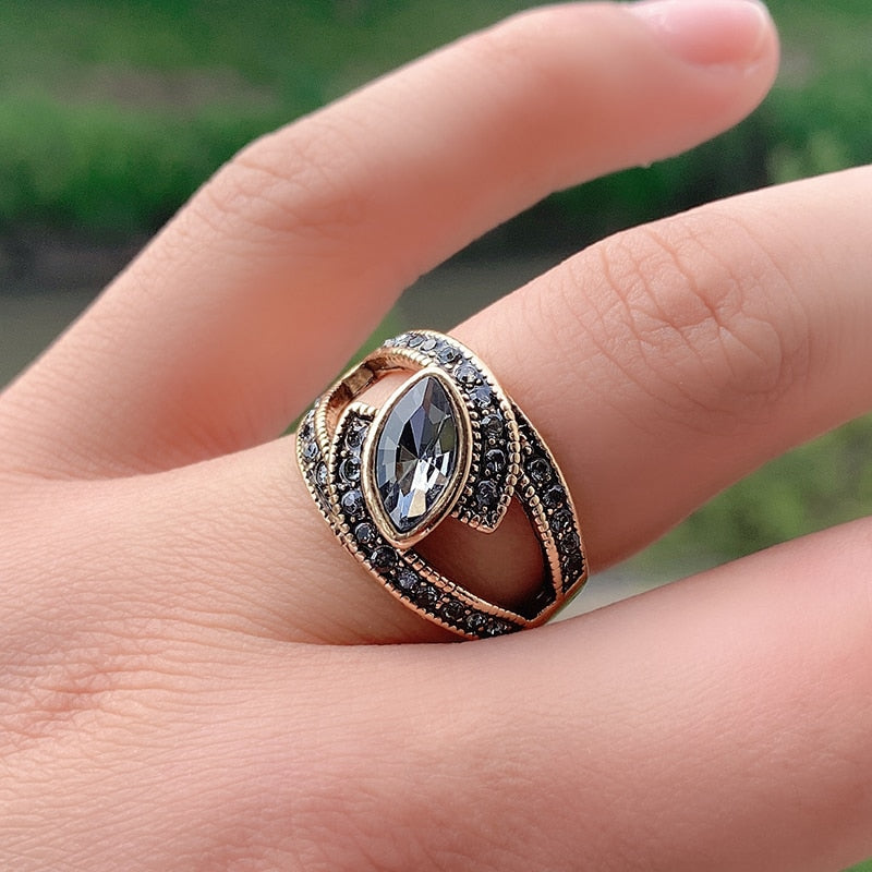 Bague avec une pierre noire