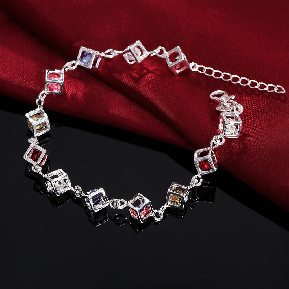 Bracelet argenté avec un motif géométrique