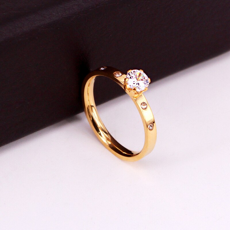 Bague avec un œillet et des zircons