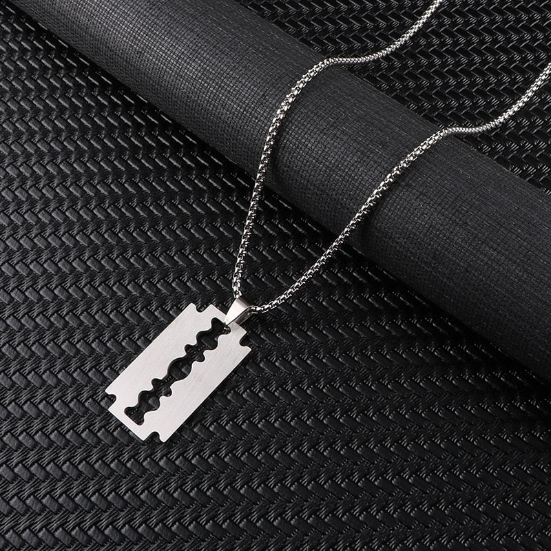 Collier avec un pendentif - lame de rasoir