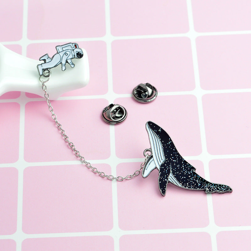 Broche avec chaîne - baleine et astronaute
