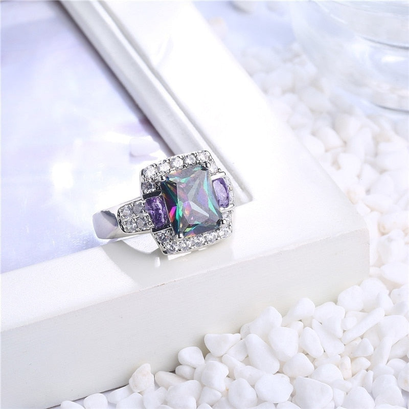 Bague avec une pierre colorée