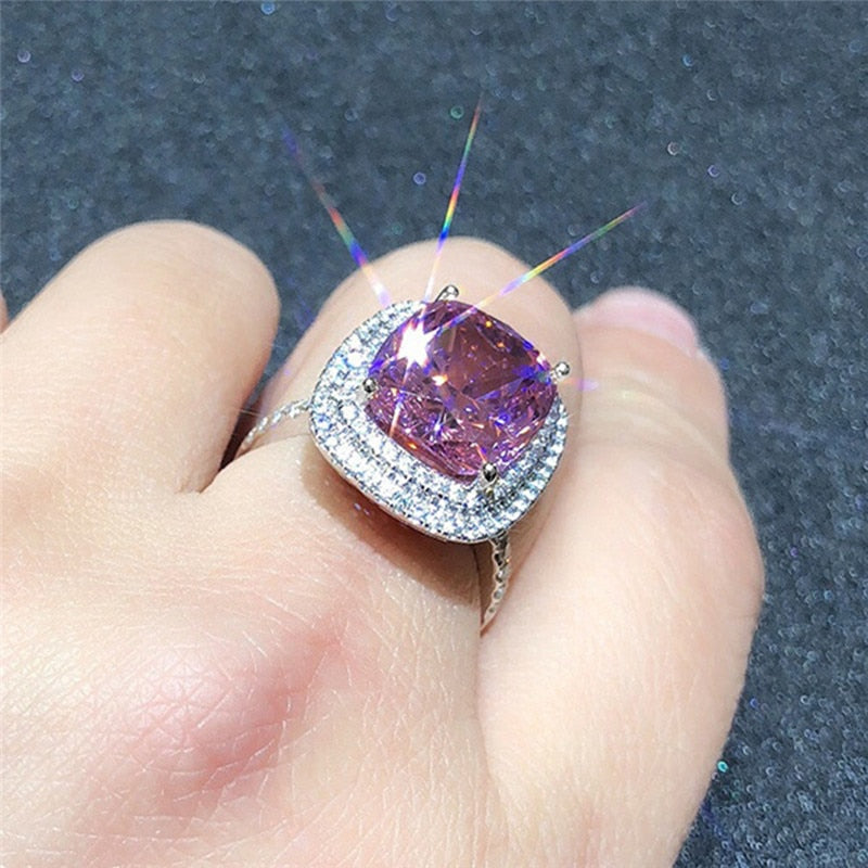 Bague avec des zircons et une pierre
