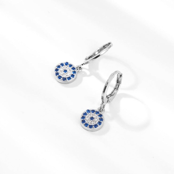 Boucles d'oreilles avec des zircons bleus