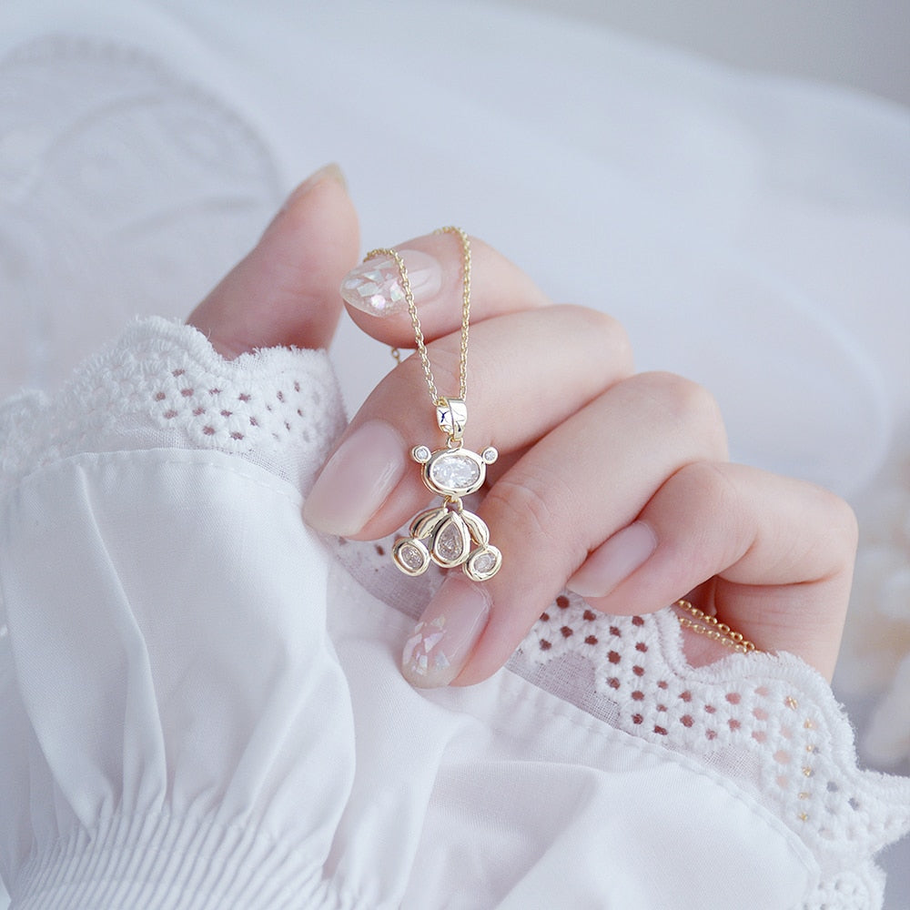 Collier avec un pendentif ours en peluche