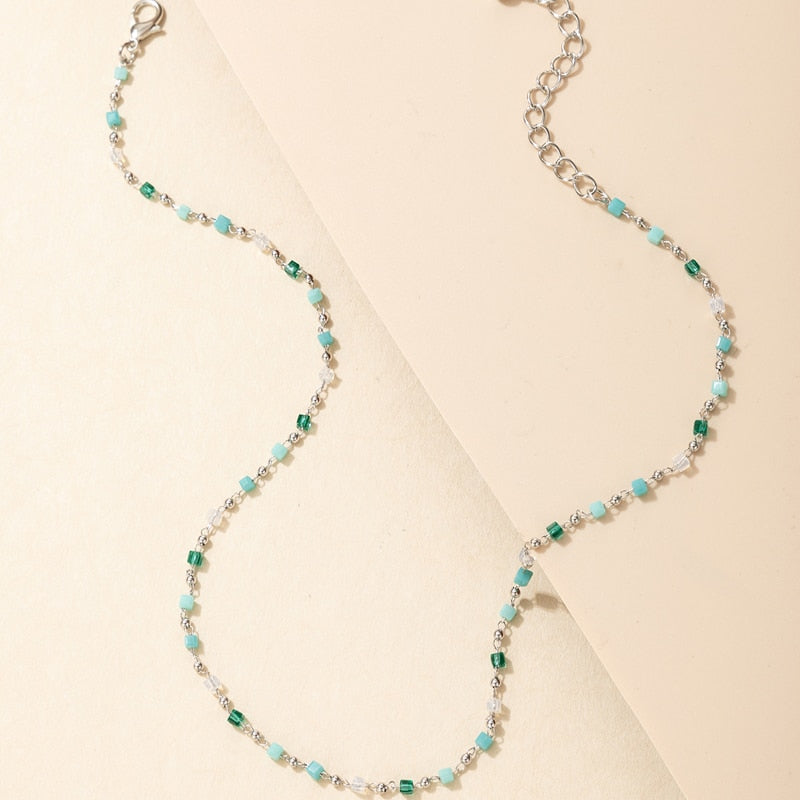 Collier avec des perles bleues