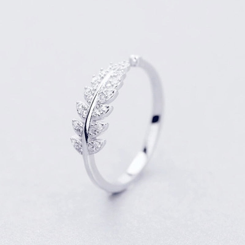 Bague avec un motif de feuille