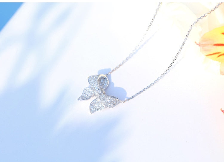 Collier avec un pendentif en nœud