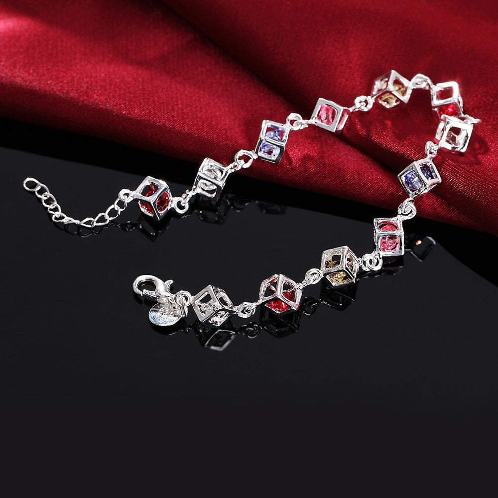 Bracelet argenté avec un motif géométrique