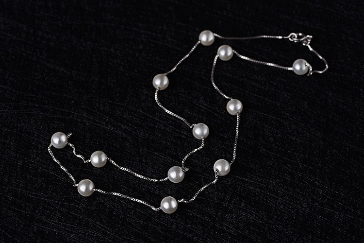 Collier avec des perles d'imitation