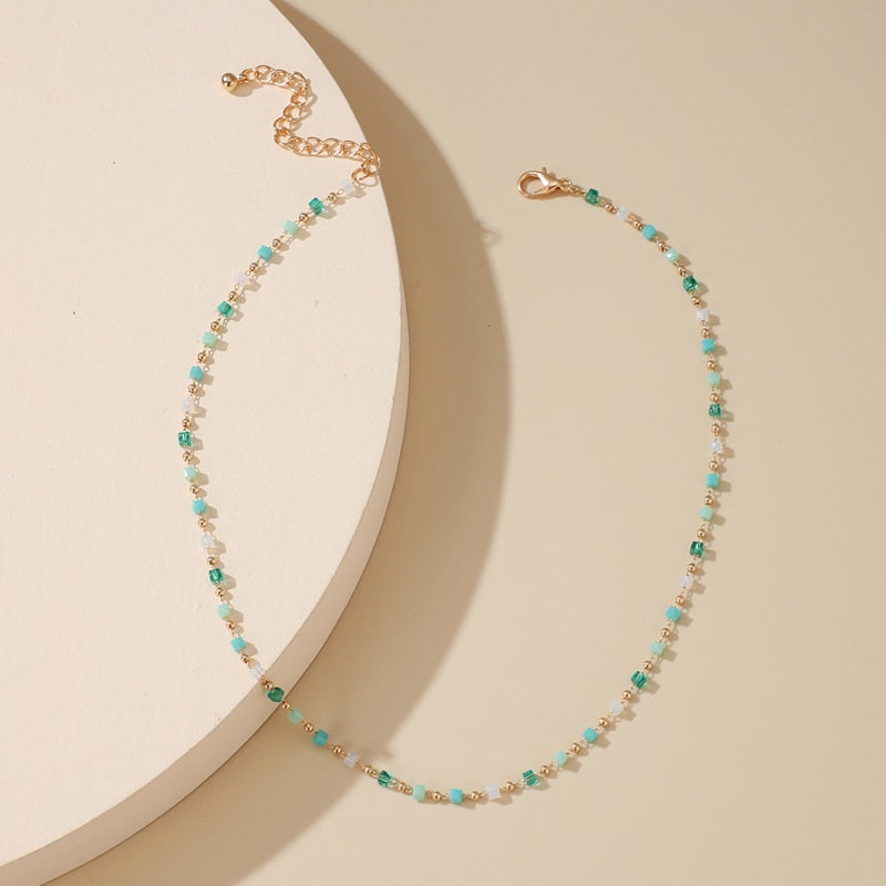 Collier avec des perles bleues