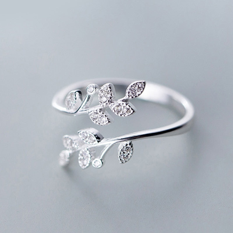 Bague avec un motif de feuille