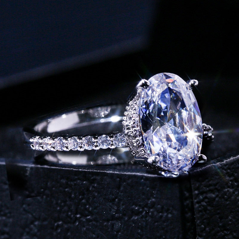 Bague avec zircons et un grand œillet