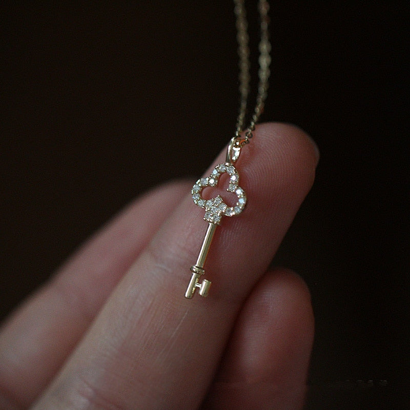 Collier en argent avec un pendentif - une clé