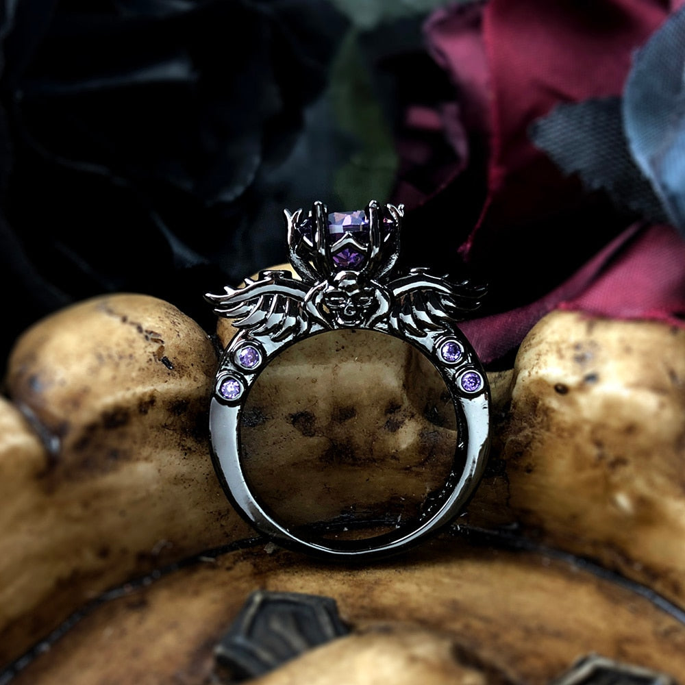 Bague noire avec motif d'aile