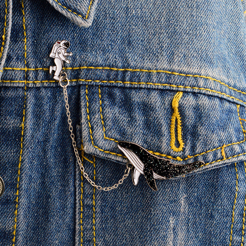 Broche avec chaîne - baleine et astronaute