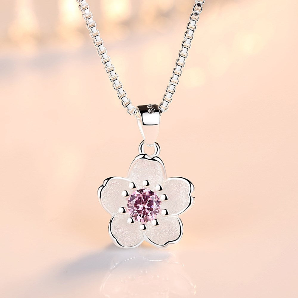 Collier en argent avec un pendentif en fleur