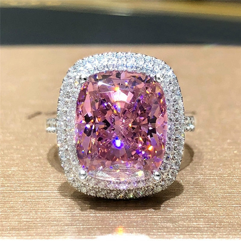 Bague avec des zircons et une pierre