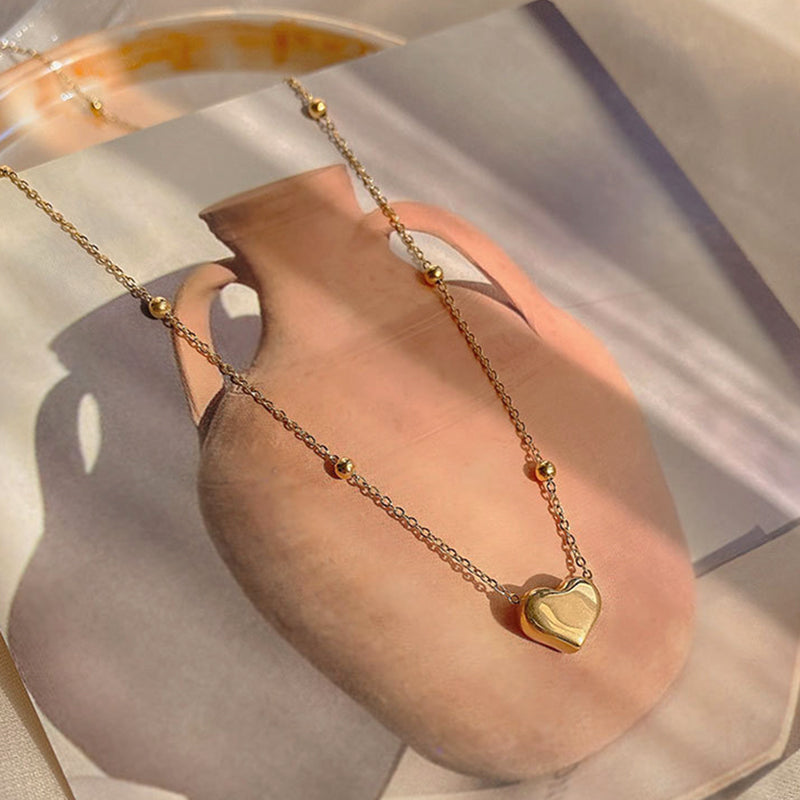 Collier avec un charmant pendentif en forme de cœur minimaliste