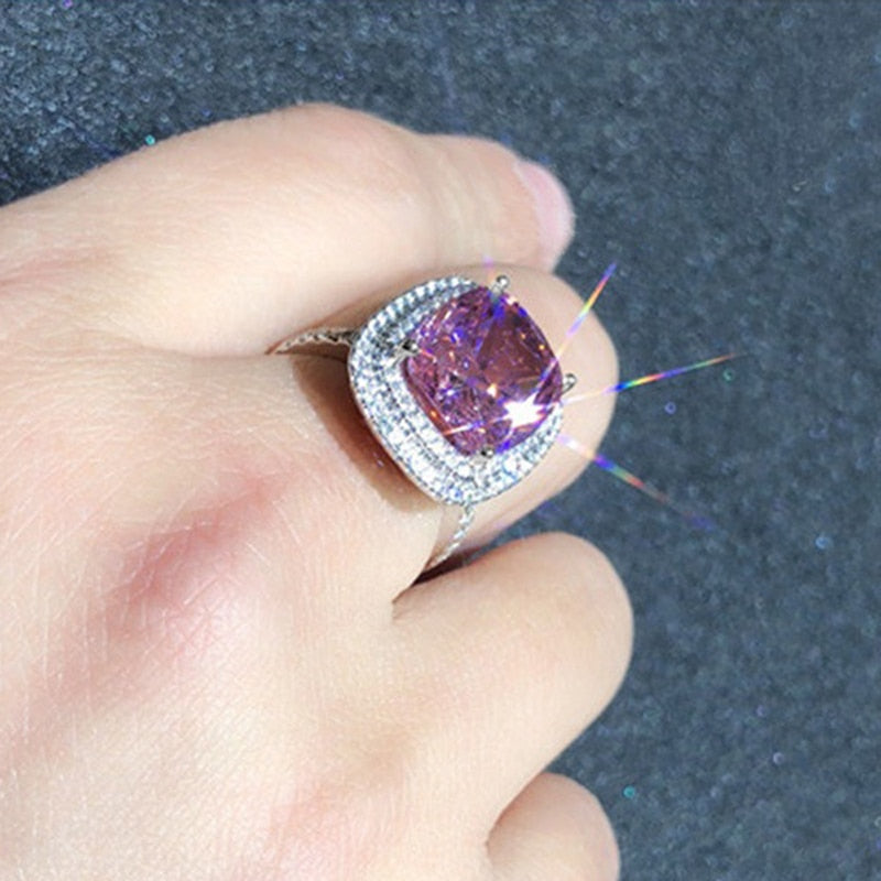 Bague avec des zircons et une pierre