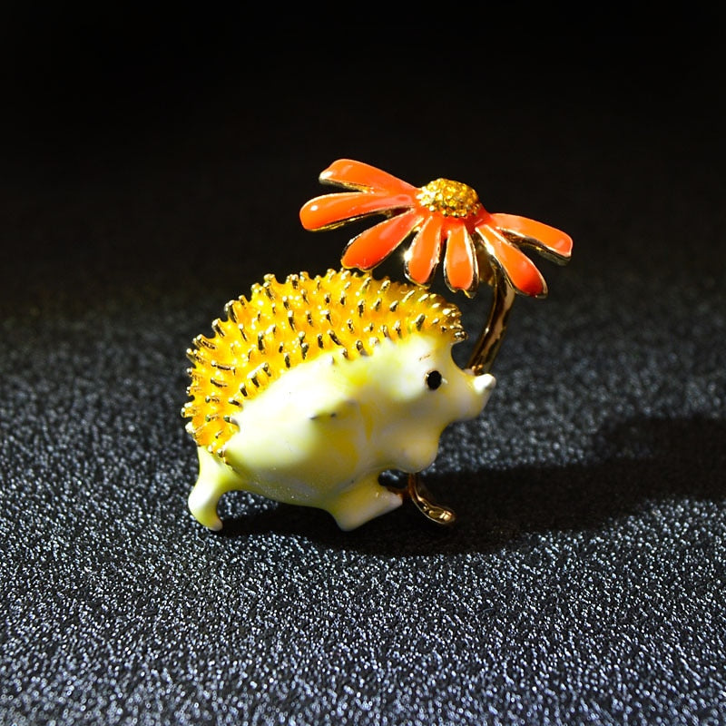 Épingle - hérisson avec une fleur
