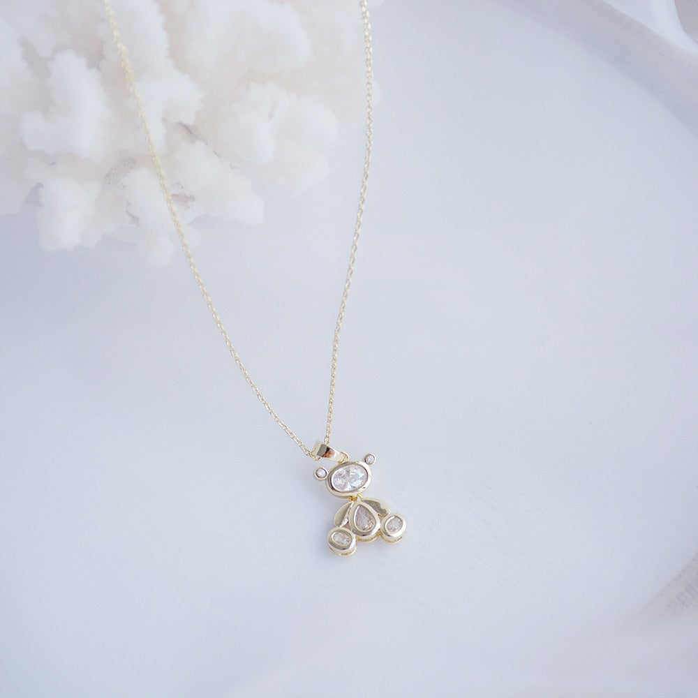 Collier avec un pendentif ours en peluche