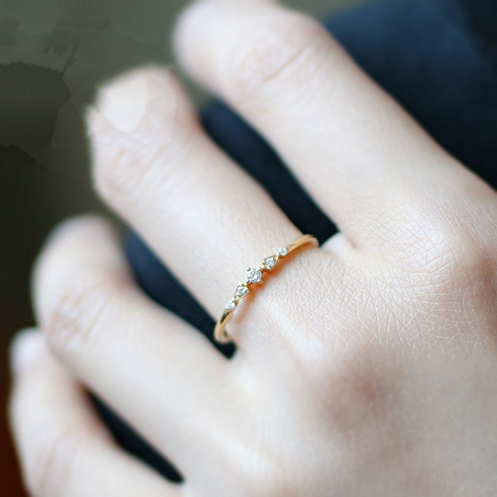 Bague minimaliste avec zircons