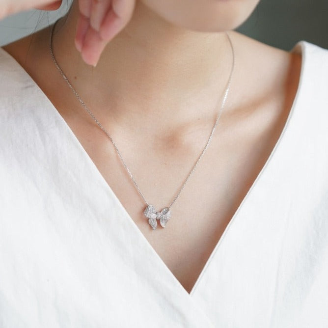 Collier avec un pendentif en nœud