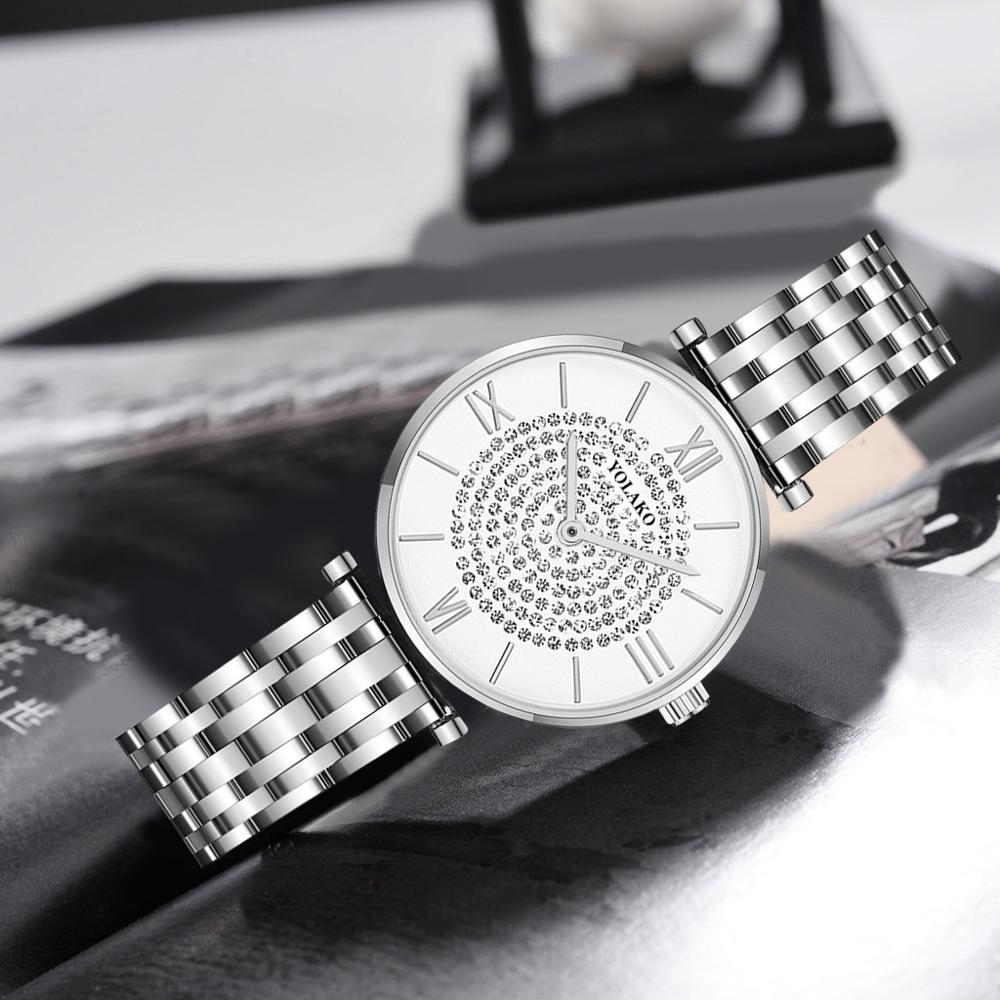 Montre pour femmes avec des zircons sur le cadran