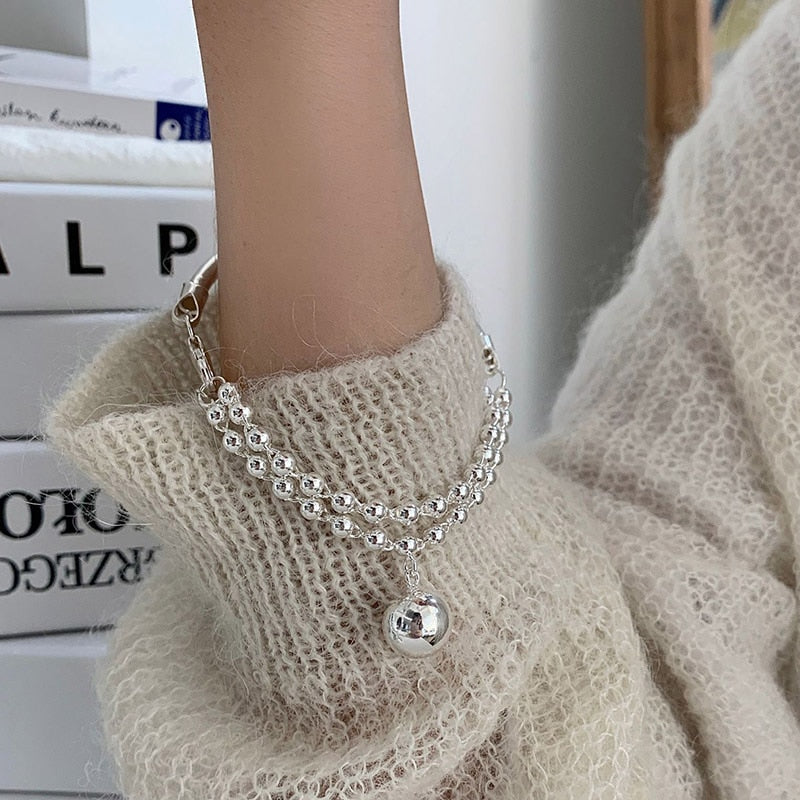 Bracelet avec un pendentif en forme de boule