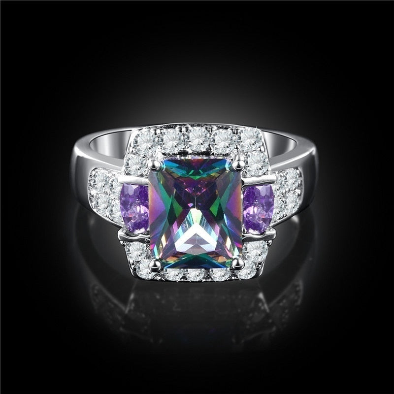 Bague avec une pierre colorée
