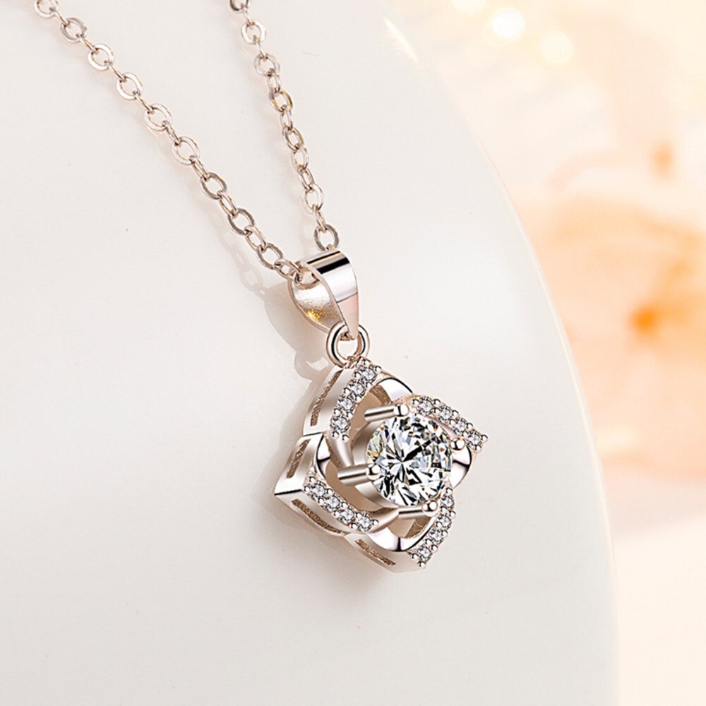 Collier avec motif de fleur