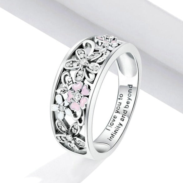Bague ajourée avec des fleurs