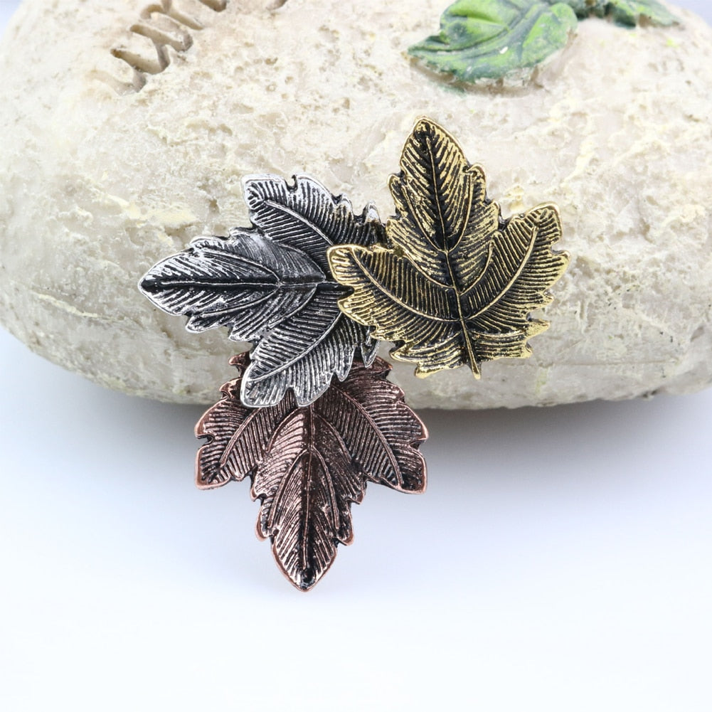 Epingle avec un motif de feuille