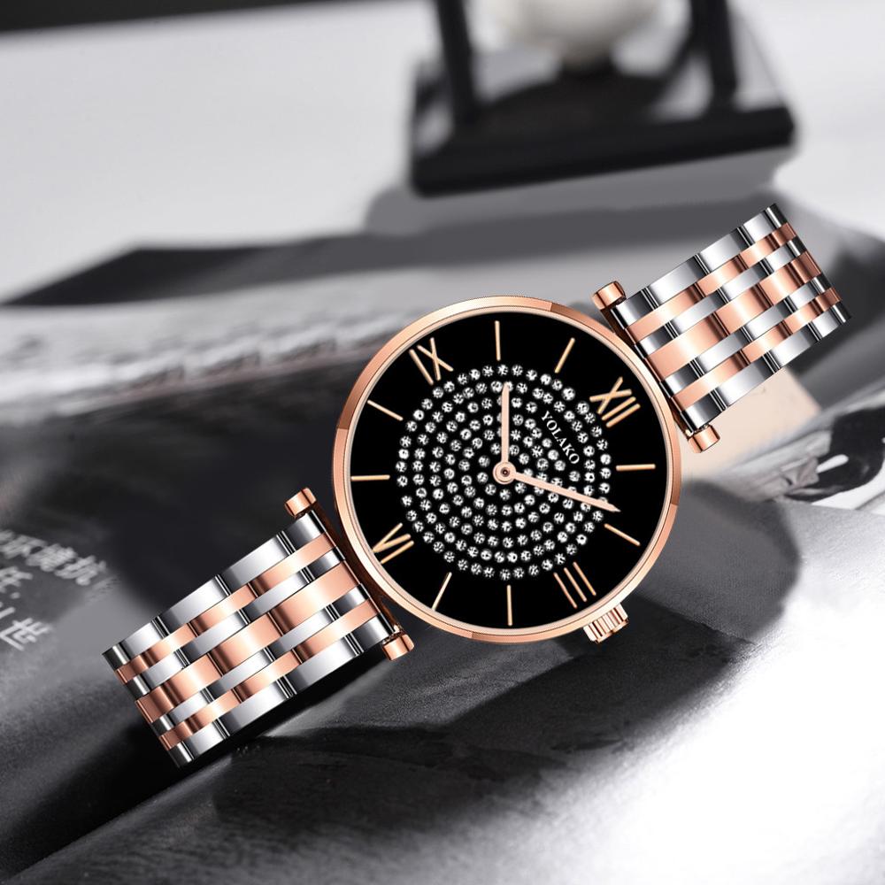 Montre pour femmes avec des zircons sur le cadran