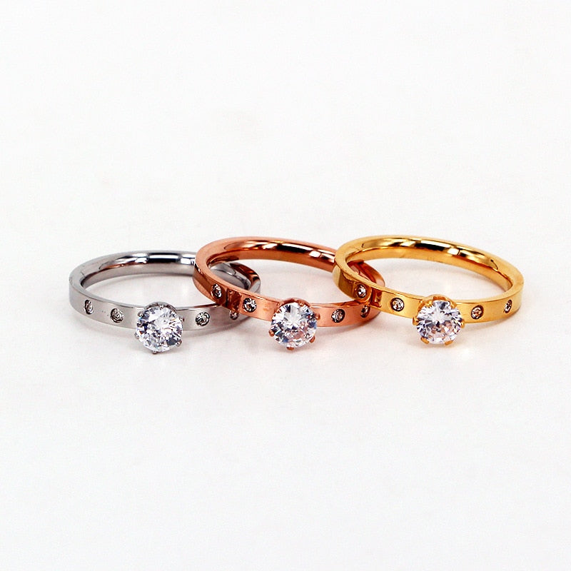 Bague avec un œillet et des zircons